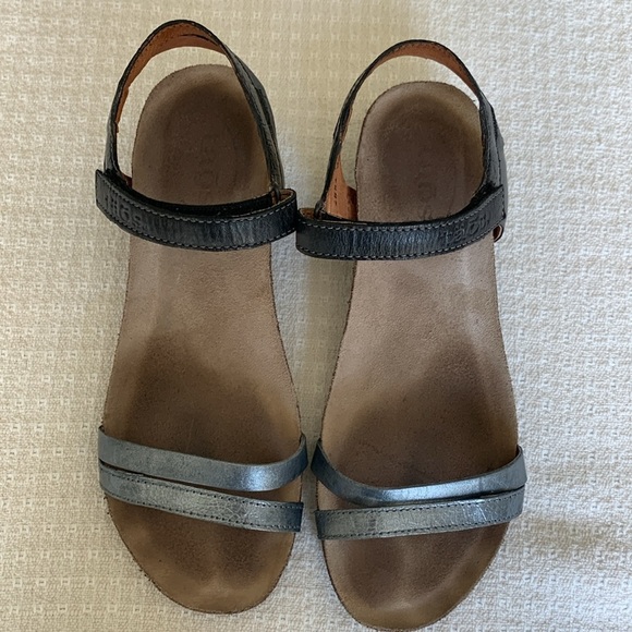 Taos black and pewter leather wedge sandals size 38- - Picture 2 of 9